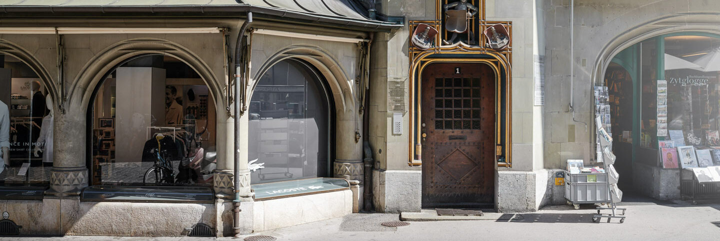 Haupteingang von fischer & sievi in der Hotelgasse 1 in Bern.